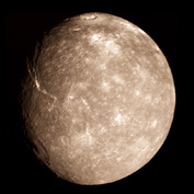 Uranus-Mond Titania 1578 km